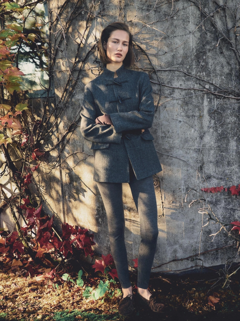 Пальто средней длины на роговой застежке