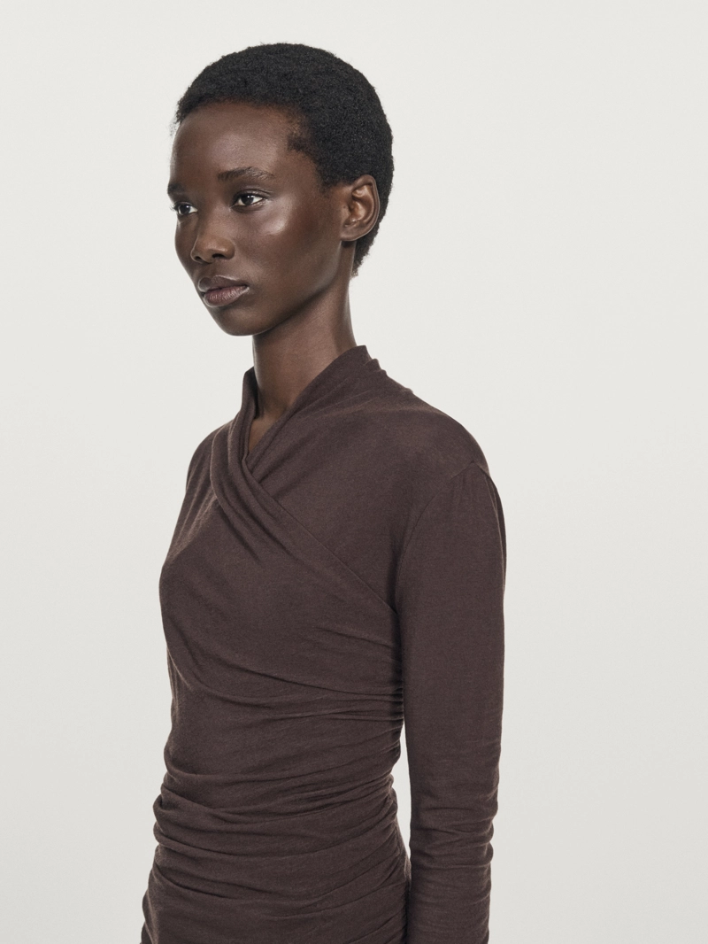 Футболка с длинным рукавом и драпировкой