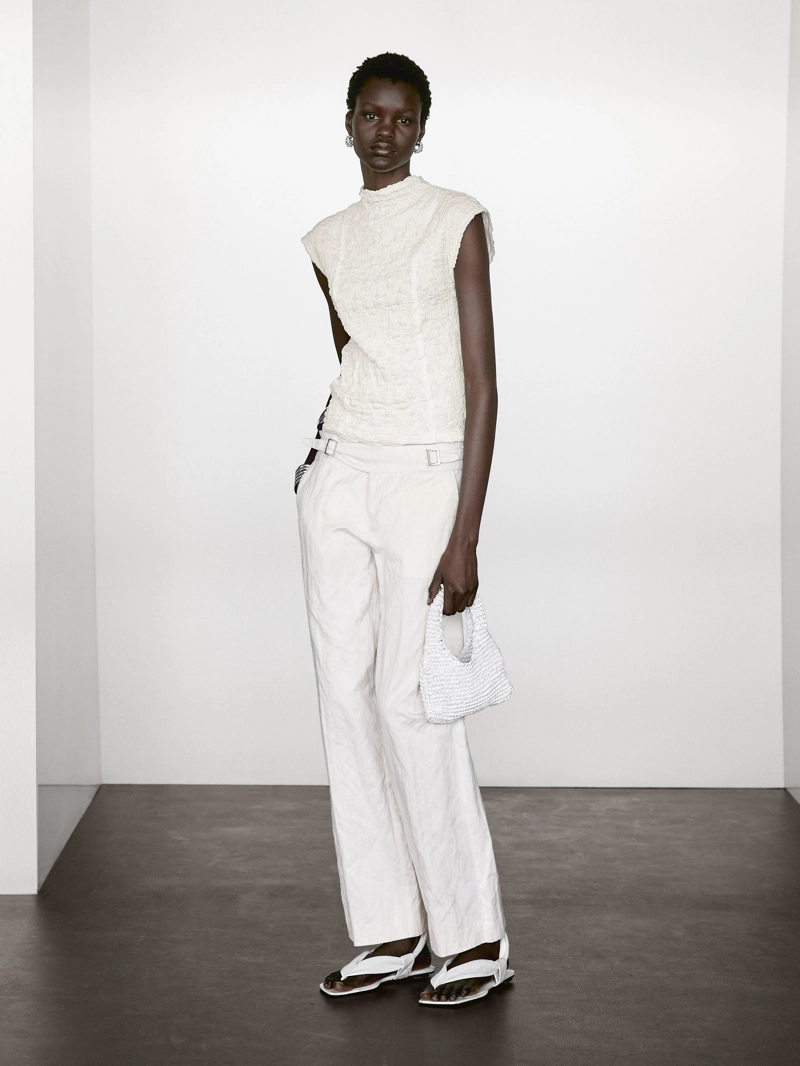 Майка без рукавов с собранными деталями