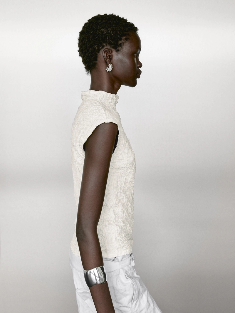 Майка без рукавов с собранными деталями