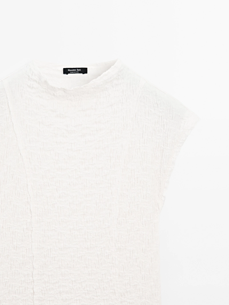 Майка без рукавов с собранными деталями