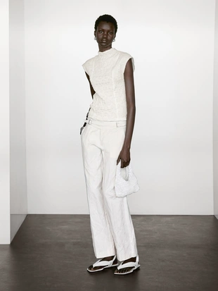 Майка без рукавов с собранными деталями- Заказать в России