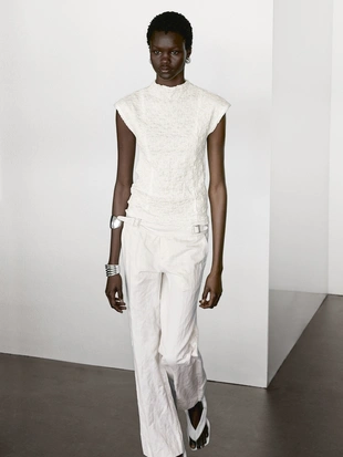 Майка без рукавов с собранными деталями- Заказать в России