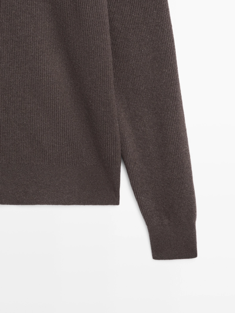 Свитер с высоким воротником и молнией