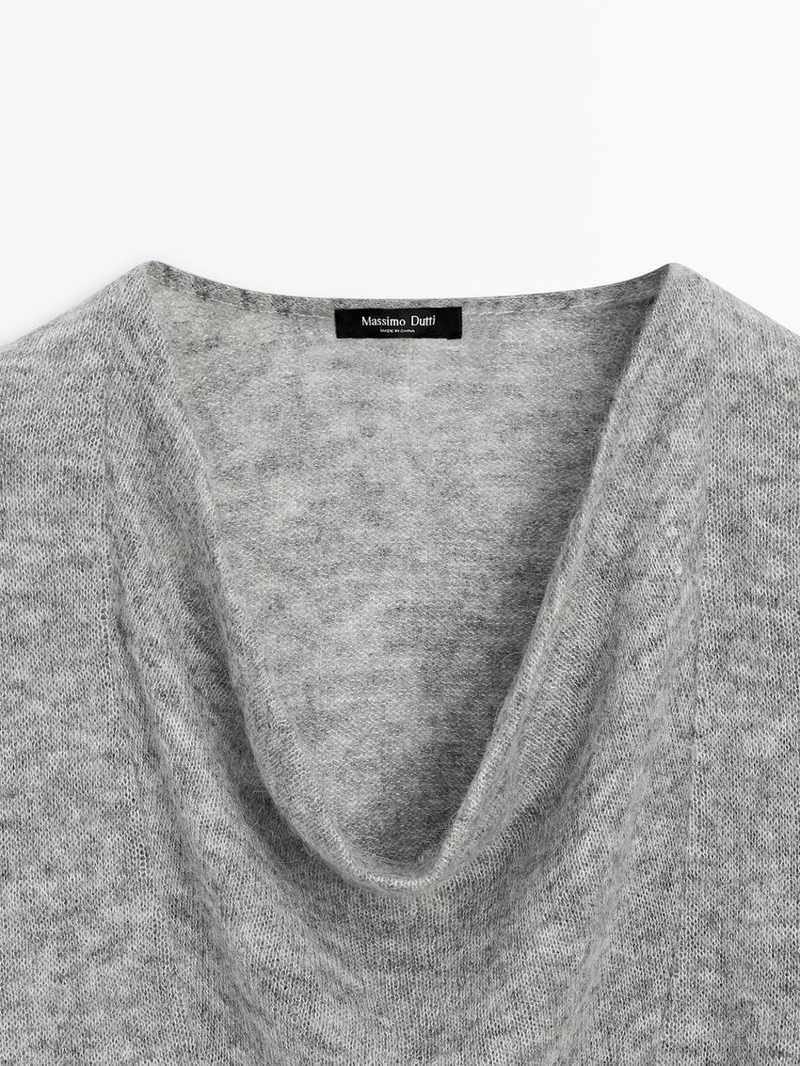 Трикотажный свитер с воротником-хомутом