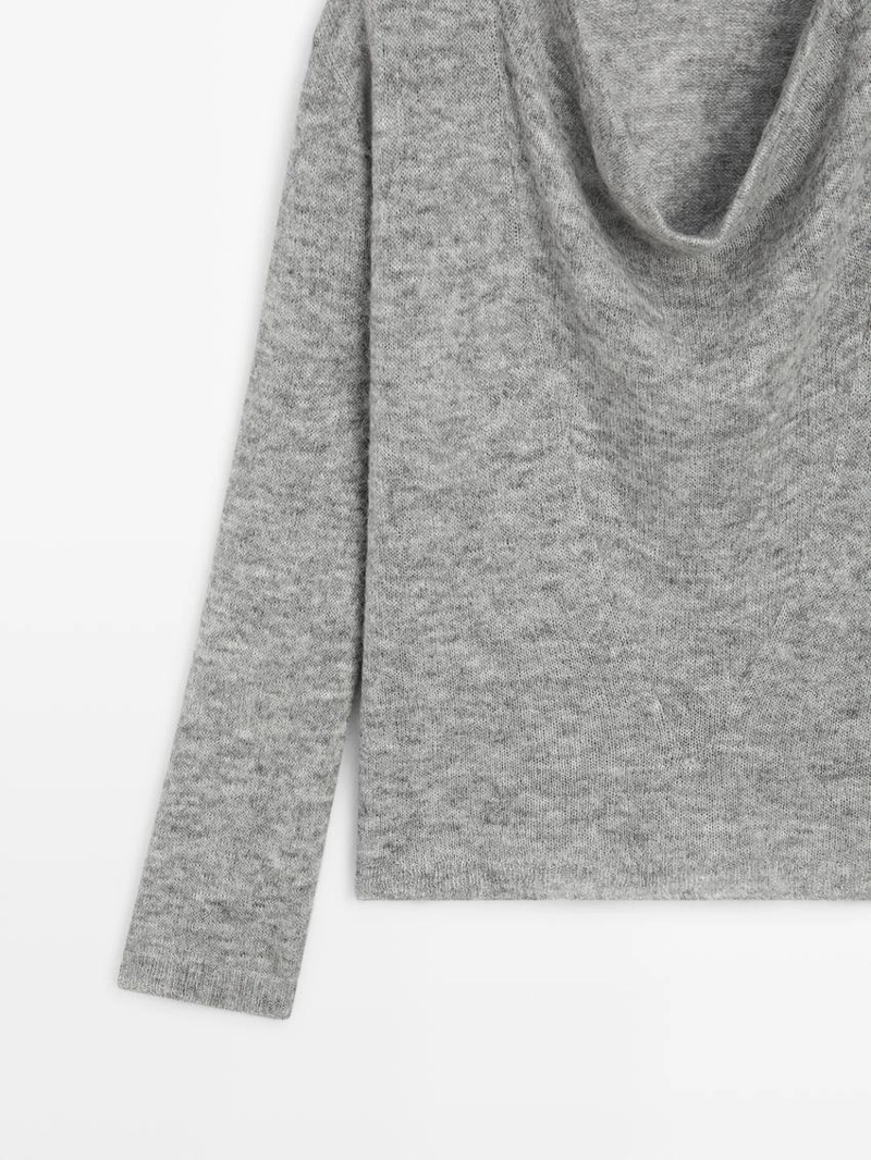 Трикотажный свитер с воротником-хомутом