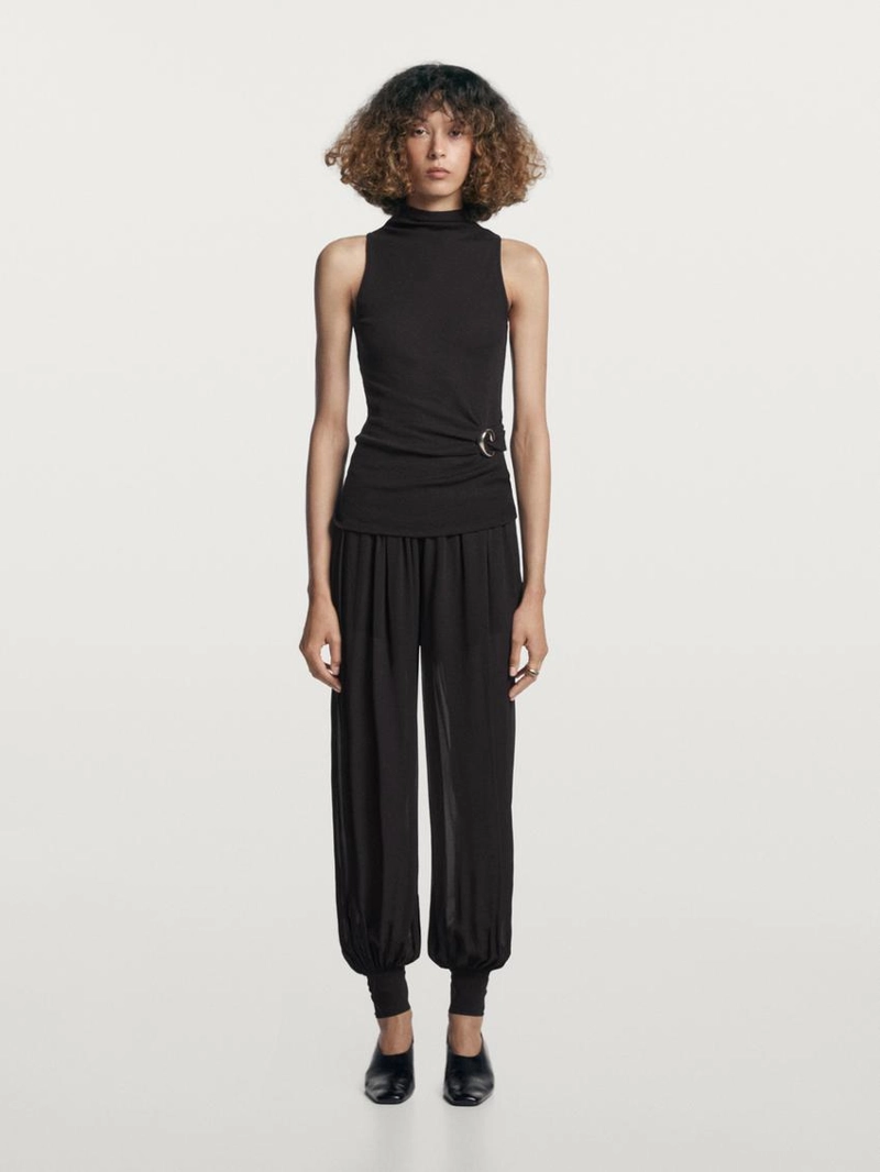 Топ с высоким воротником и деталью в виде броши