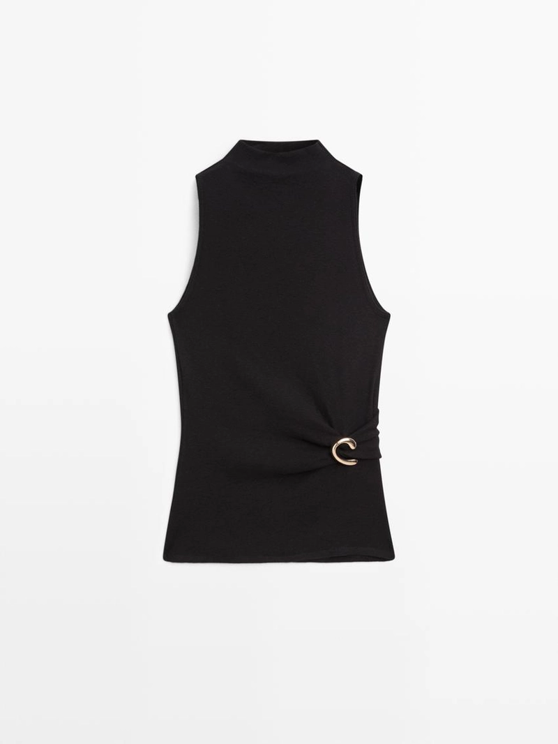 Топ с высоким воротником и деталью в виде броши