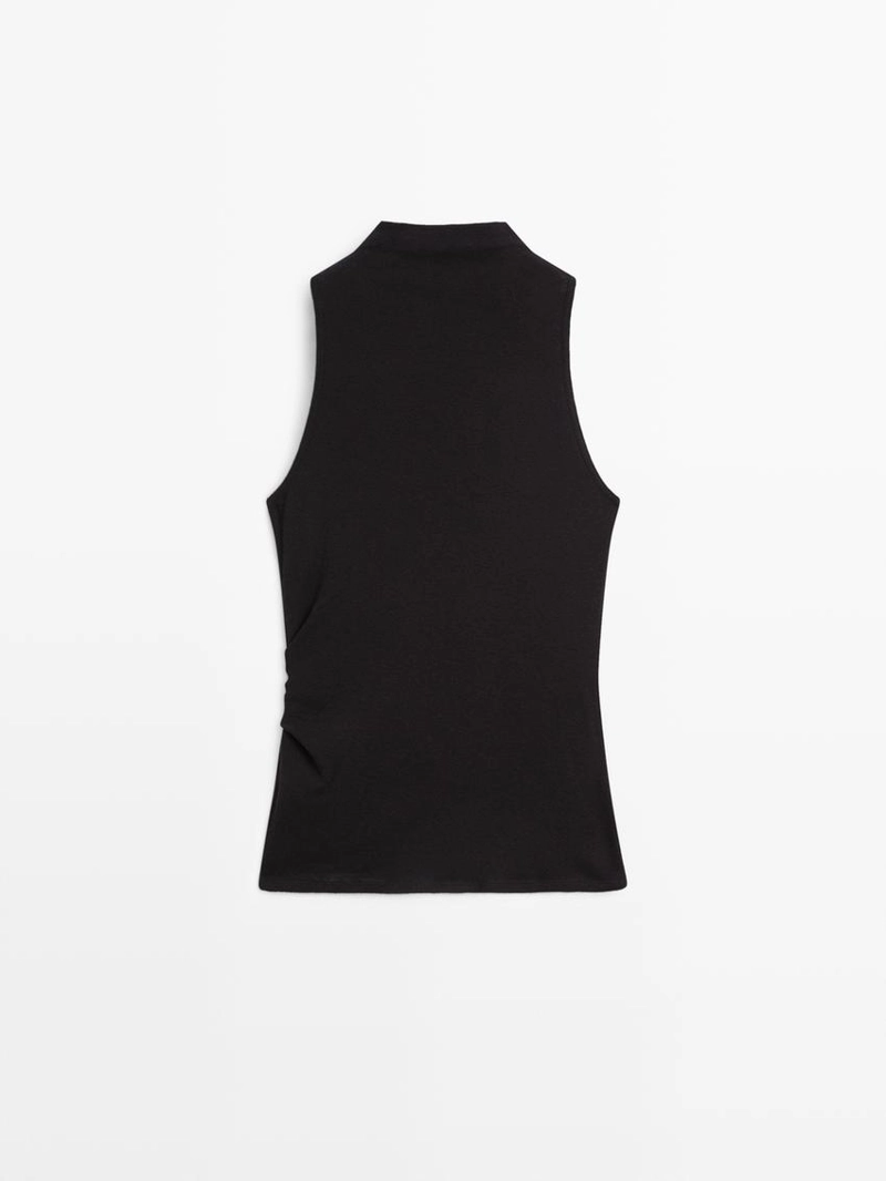 Топ с высоким воротником и деталью в виде броши