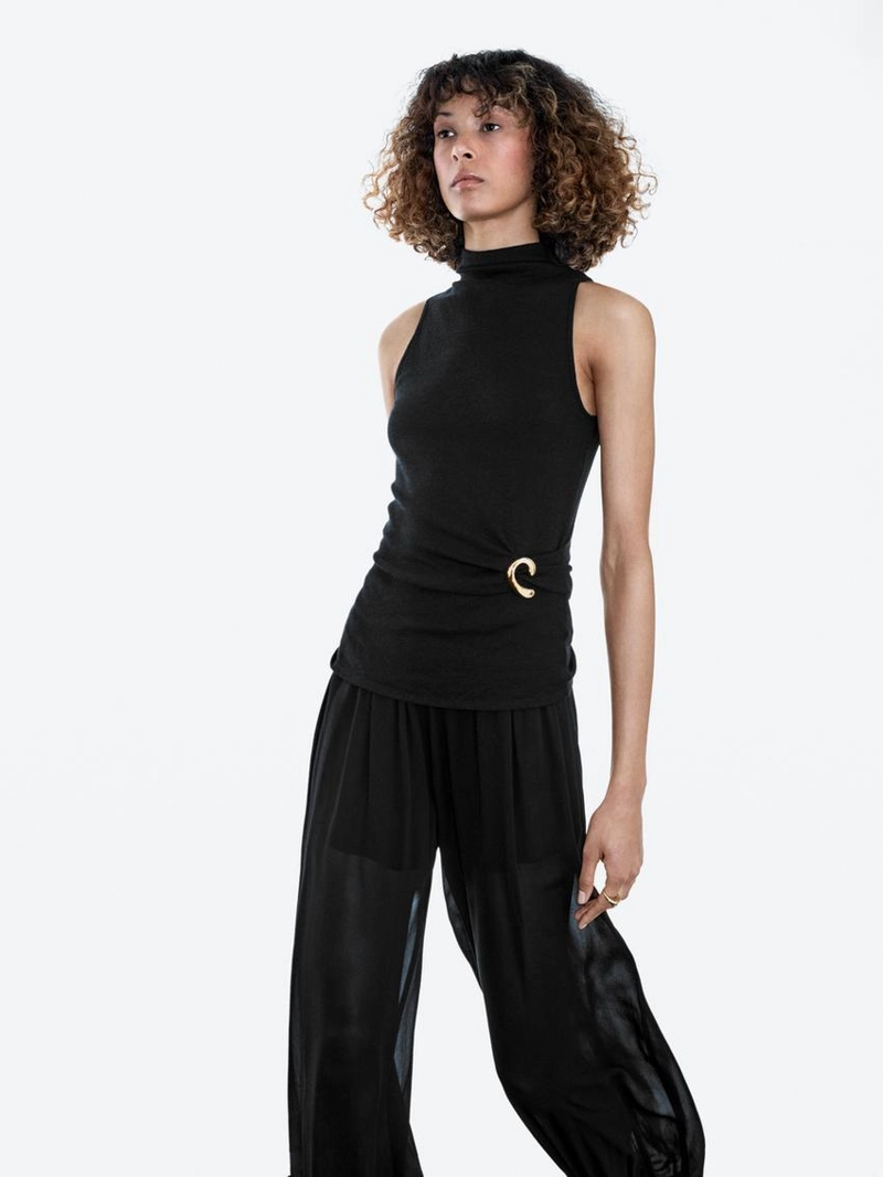 Топ с высоким воротником и деталью в виде броши