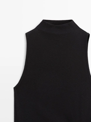 Топ с высоким воротником и деталью в виде броши- Заказать в России