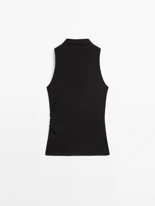 Топ с высоким воротником и деталью в виде броши- Заказать в России