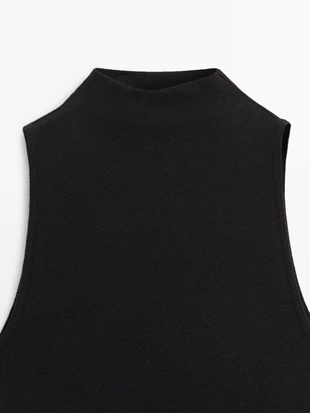 Топ с высоким воротником и деталью в виде броши- Заказать в России