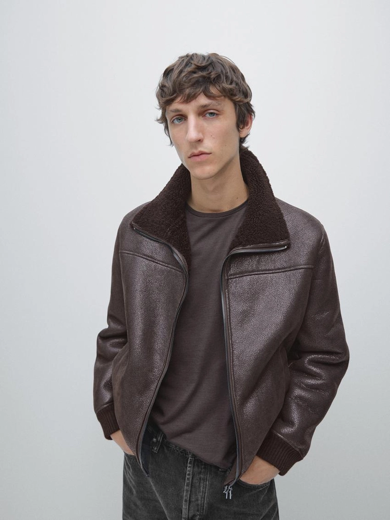 Короткая куртка из кожи двойного фасона с мехом