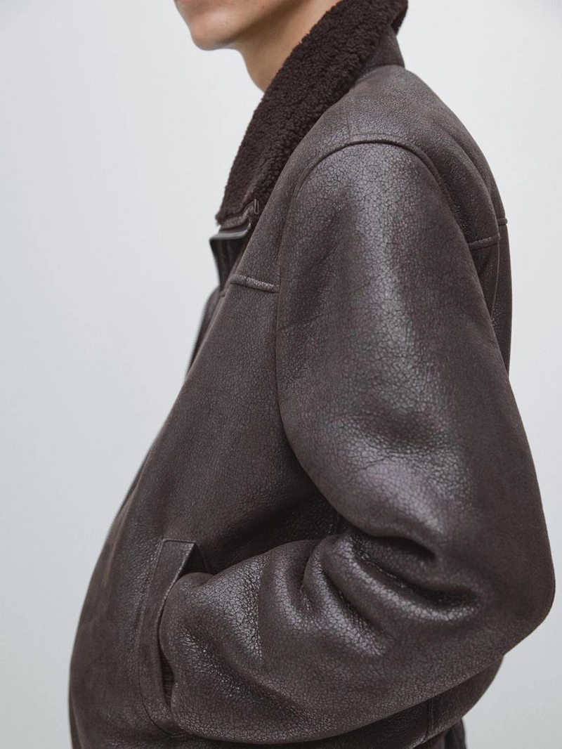 Короткая куртка из кожи двойного фасона с мехом