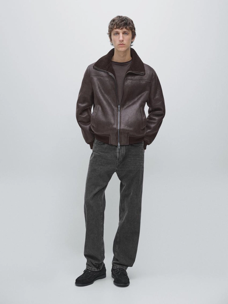 Короткая куртка из кожи двойного фасона с мехом