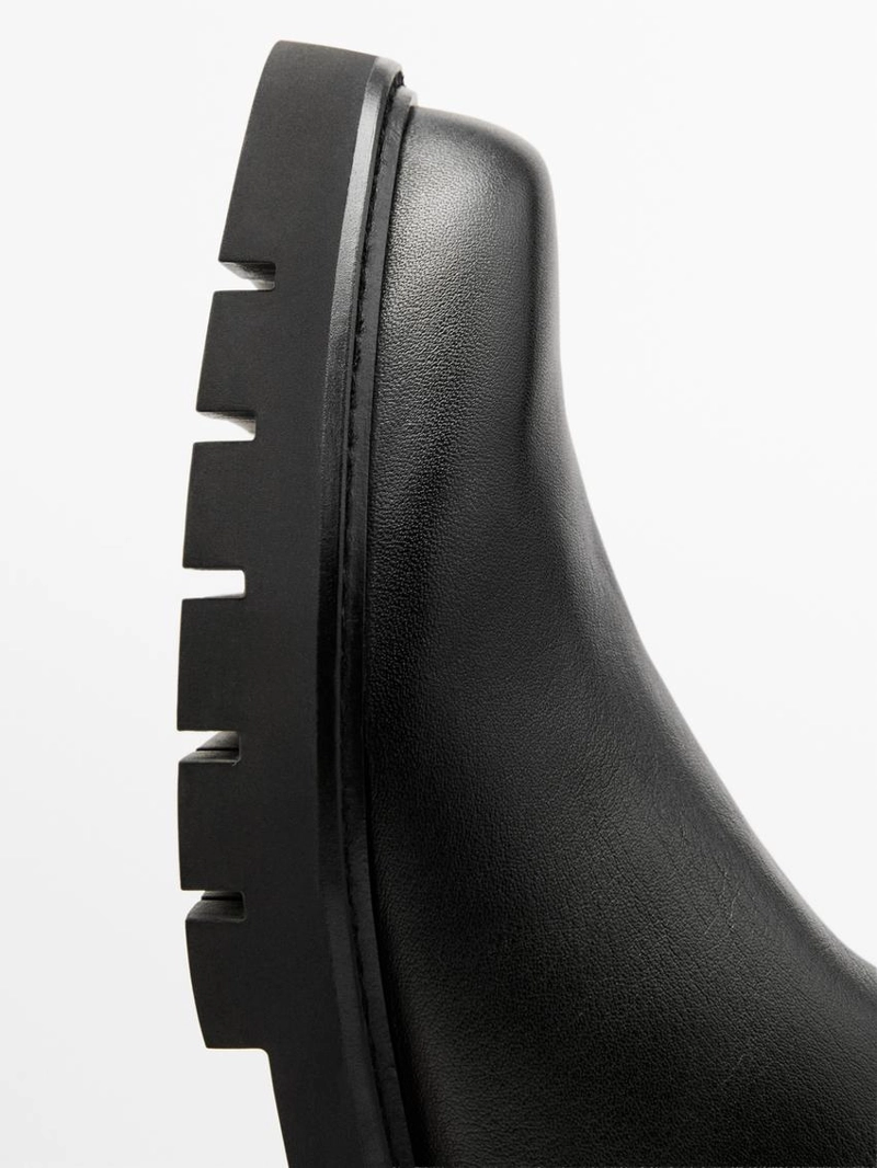 Ботинки с плоской подошвой и голенищем