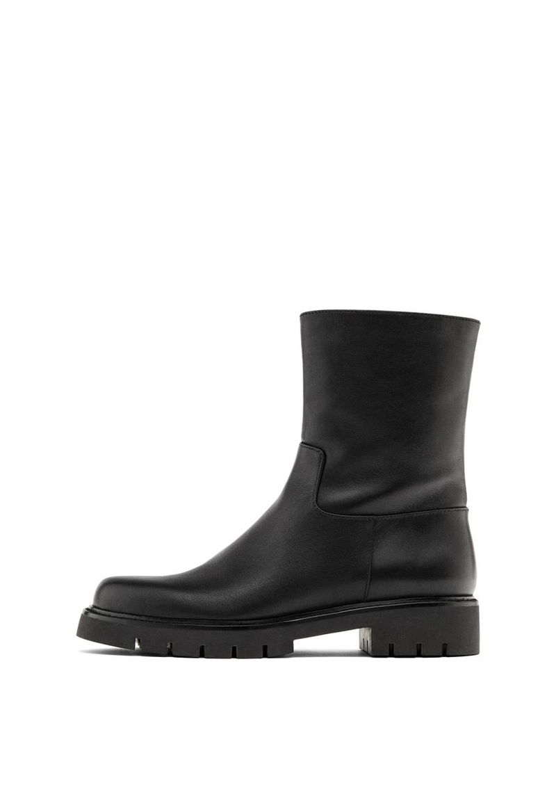 Ботинки с плоской подошвой и голенищем