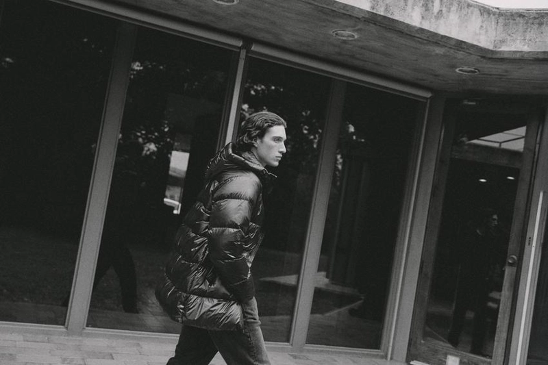 Пуховик с смесовым утеплителем, обладающий водоотталкивающими свойствами