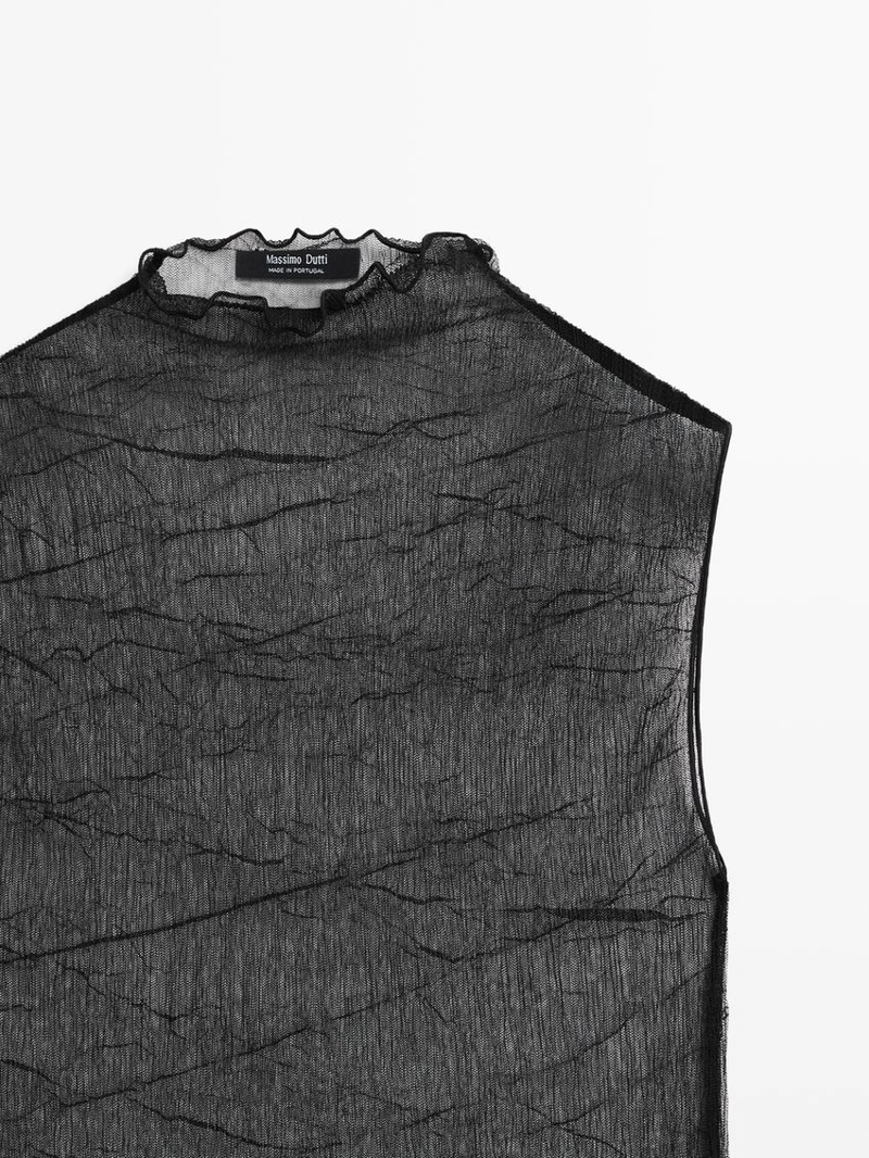 Топ с высоким воротником из тонкого материала