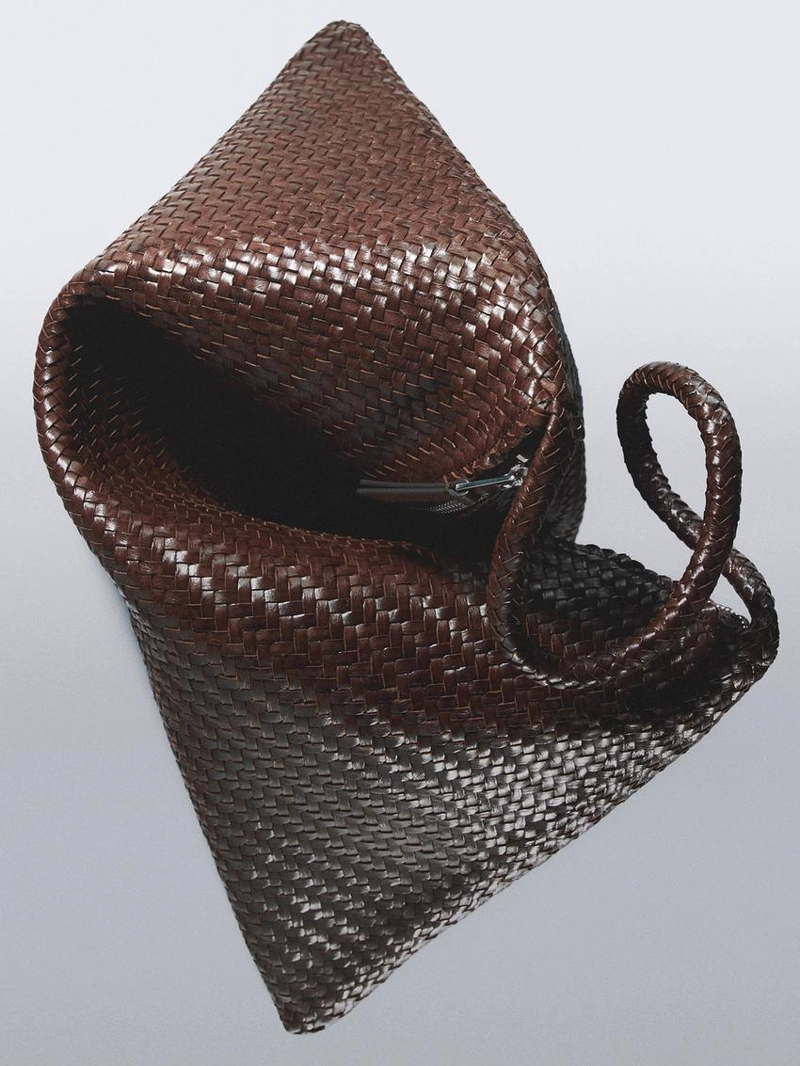 Маленькая плетеная сумка через плечо из кожи
