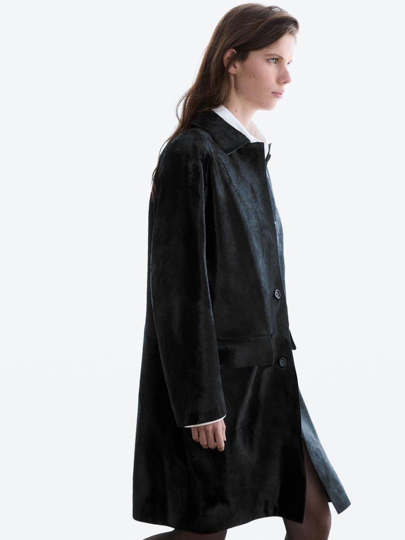 Длинное меховое пальто с отделкой из меха