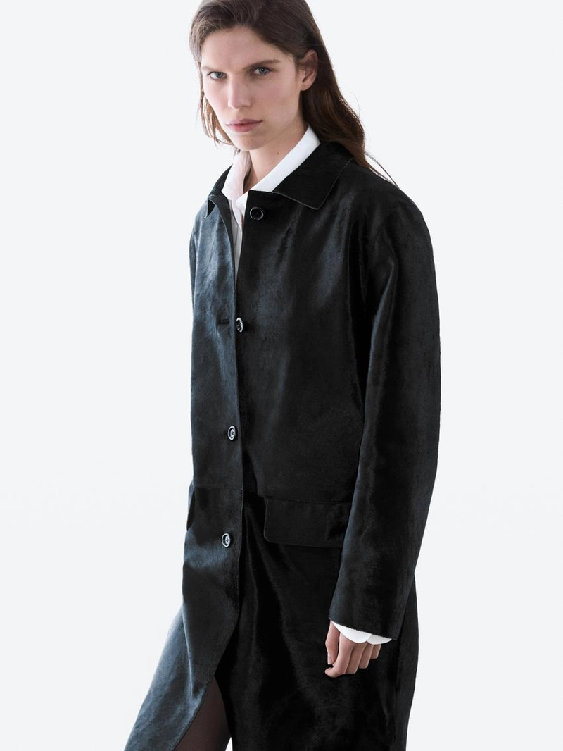 Длинное меховое пальто с отделкой из меха