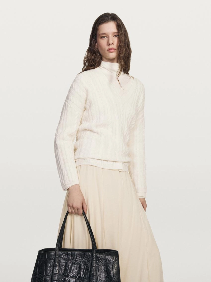 Свитер с плетеным узором и v-образным вырезом