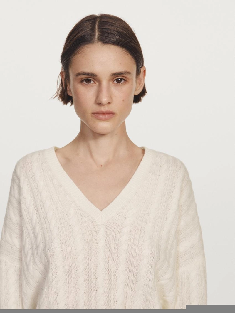 Свитер с плетеным узором и v-образным вырезом