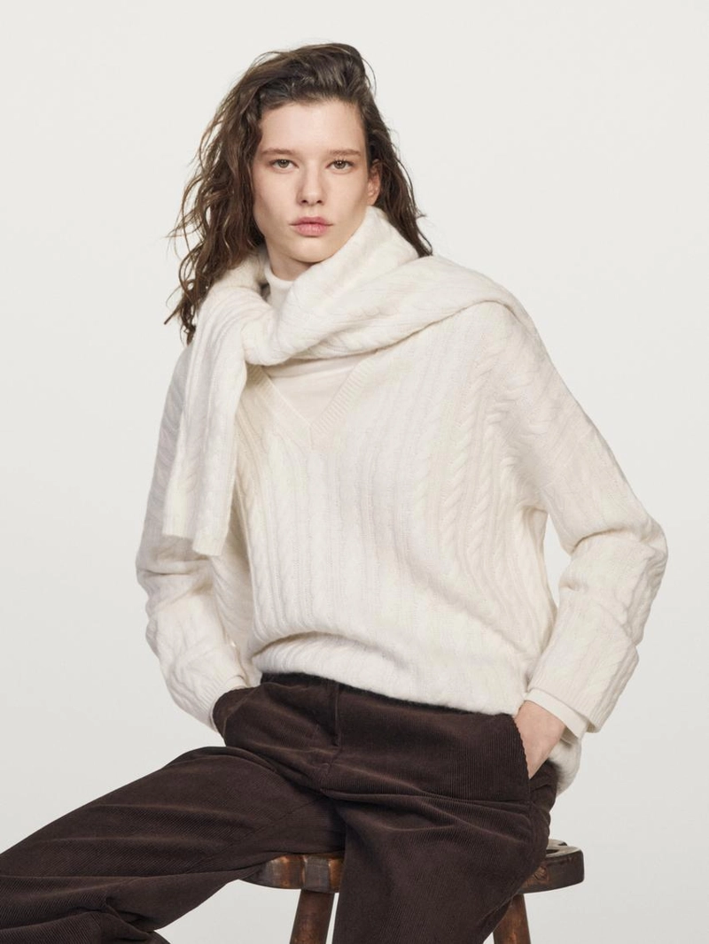 Свитер с плетеным узором и v-образным вырезом