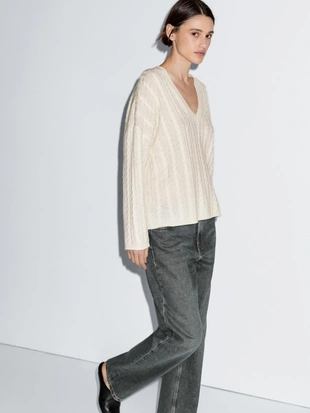 Свитер с плетеным узором и V-образным вырезом- Заказать в России