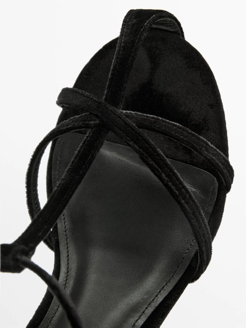 Бархатные босоножки на каблуке с ремешками