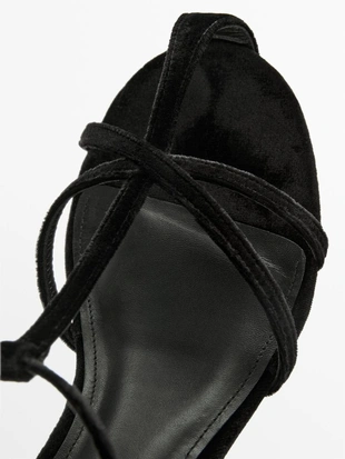 Бархатные босоножки на каблуке с ремешками- Заказать в России