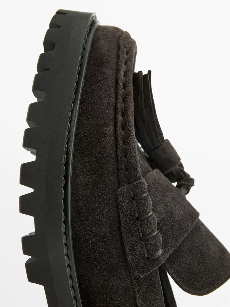 Мокасины из разделанной кожи с кисточками и подошвой на массивной подошве