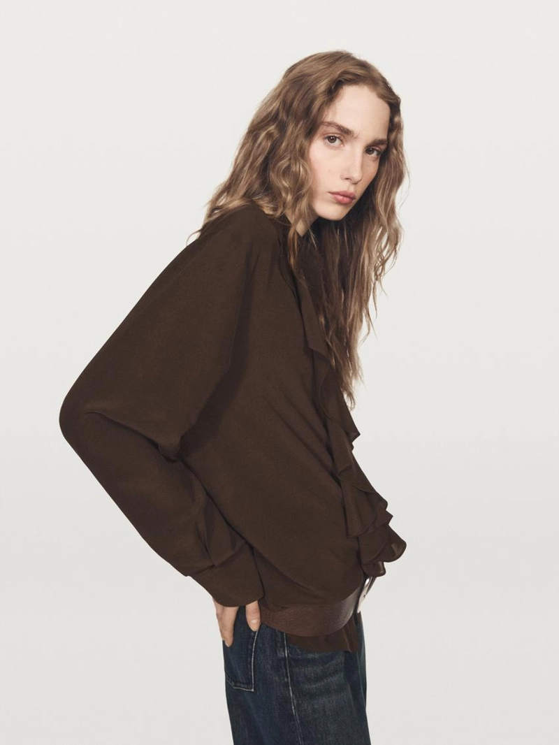 Блузка с оборками и разрезами