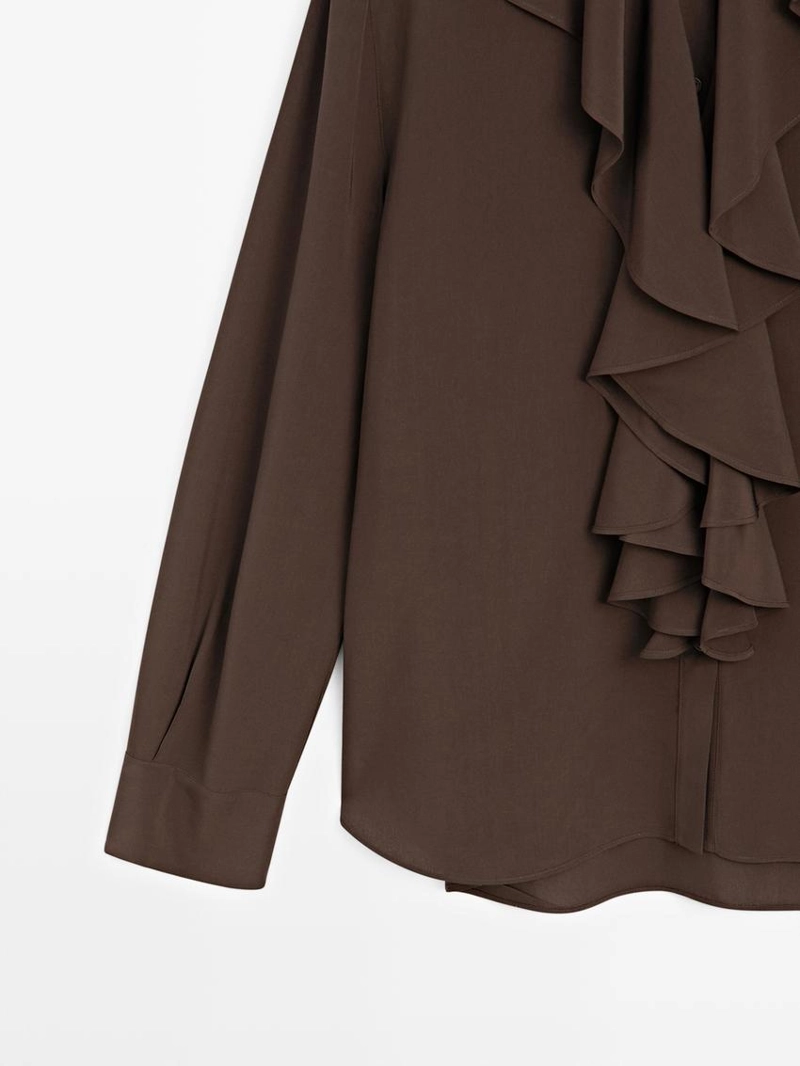 Блузка с оборками и разрезами