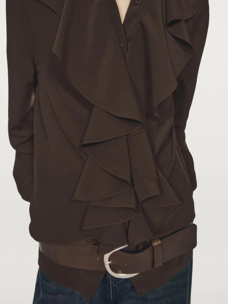 Блузка с оборками и разрезами