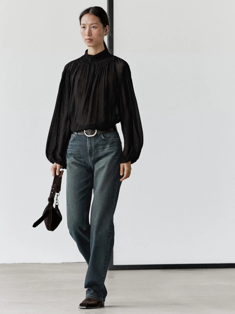 Блузка с деталями воротника