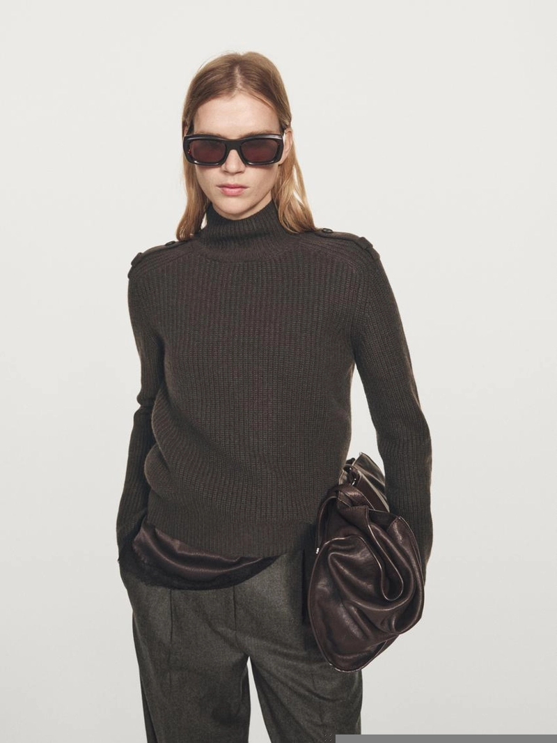 Вязанный свитер с деталями на плечах