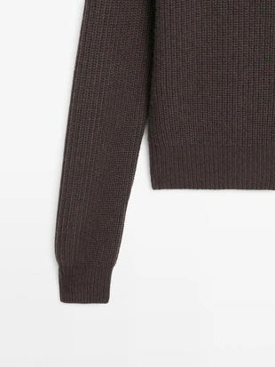 Вязанный свитер с деталями на плечах- Заказать в России