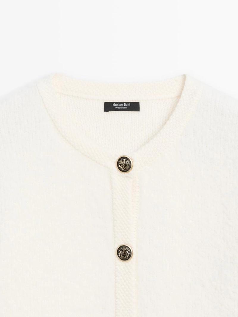 Короткий вязаный кардиган с деталями золотых пуговиц