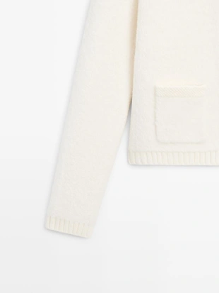 Короткий вязаный кардиган с деталями золотых пуговиц- Заказать в России