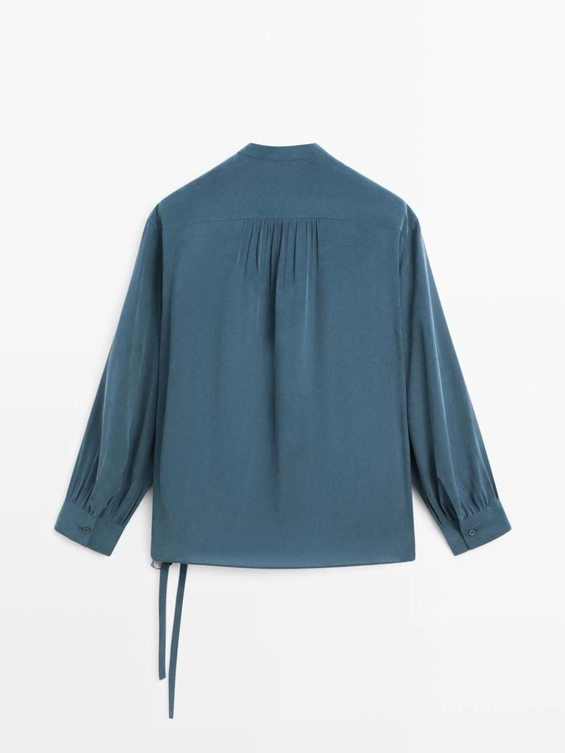 Блузка с запахом и стойкой