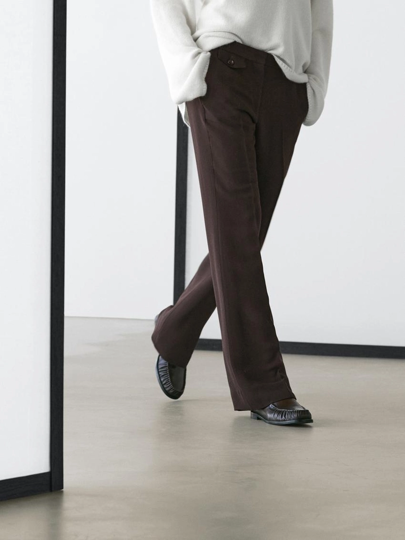 Брюки с карманами и расклешенным кроем