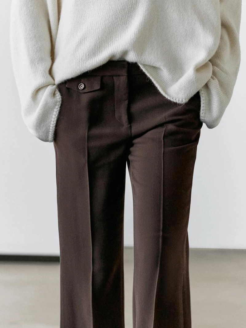 Брюки с карманами и расклешенным кроем