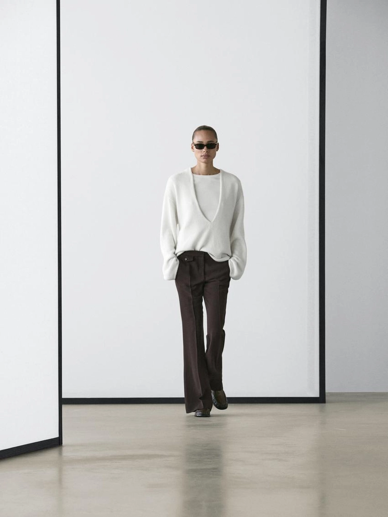 Брюки с карманами и расклешенным кроем