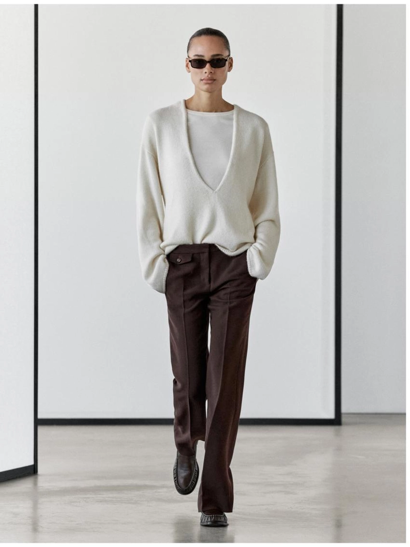 Брюки с карманами и расклешенным кроем