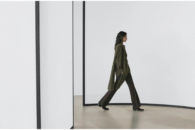 Брюки с карманами и расклешенным кроем