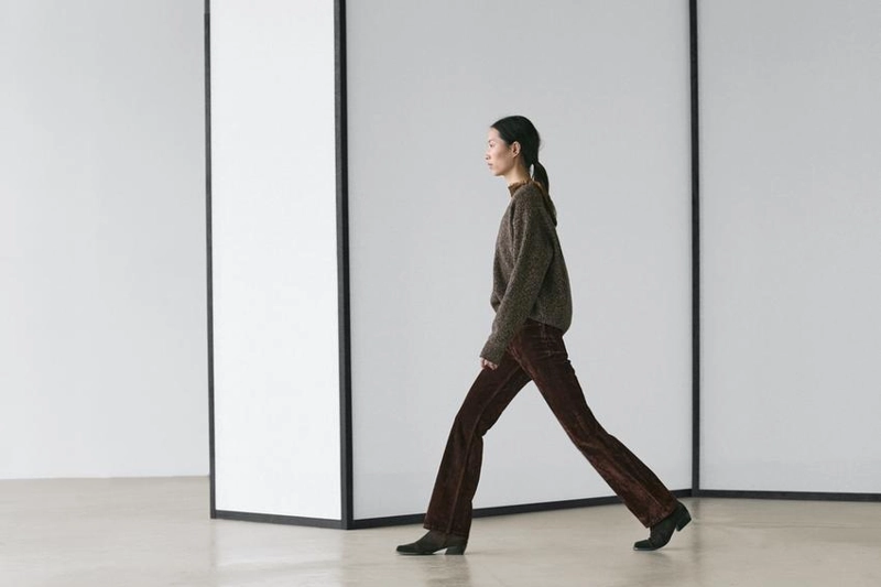 Джинсы буткат с высокой посадкой и отделкой флок