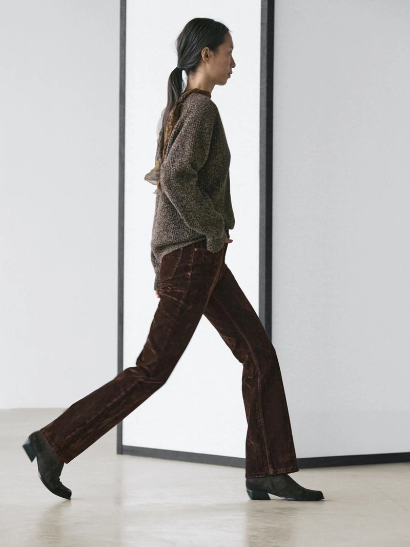 Джинсы буткат с высокой посадкой и отделкой флок